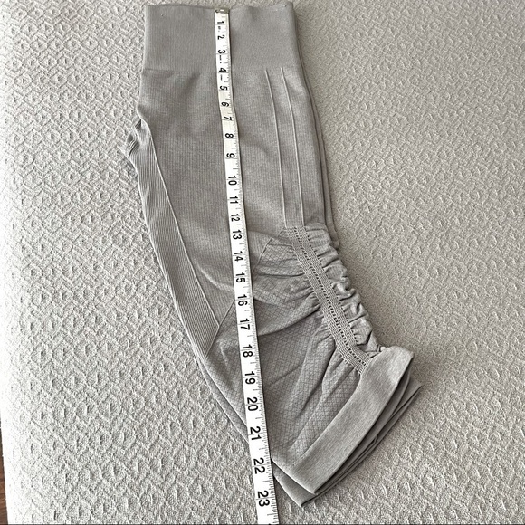 Lululemon Flow Compression Leggings Shorts Crop Rushed Stretchy In Gray Size 6 - Picture 6 of 9